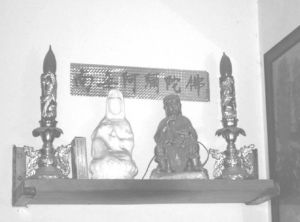 图7-5 门后供奉的佛像