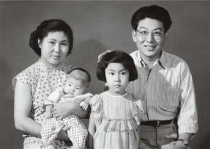 1954年全家合照于北京，左起：夫人刘保锦，小女儿翡石，大女儿红石、李啸仓