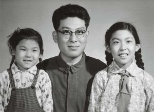 1959年李啸仓与两个女儿合照于北京