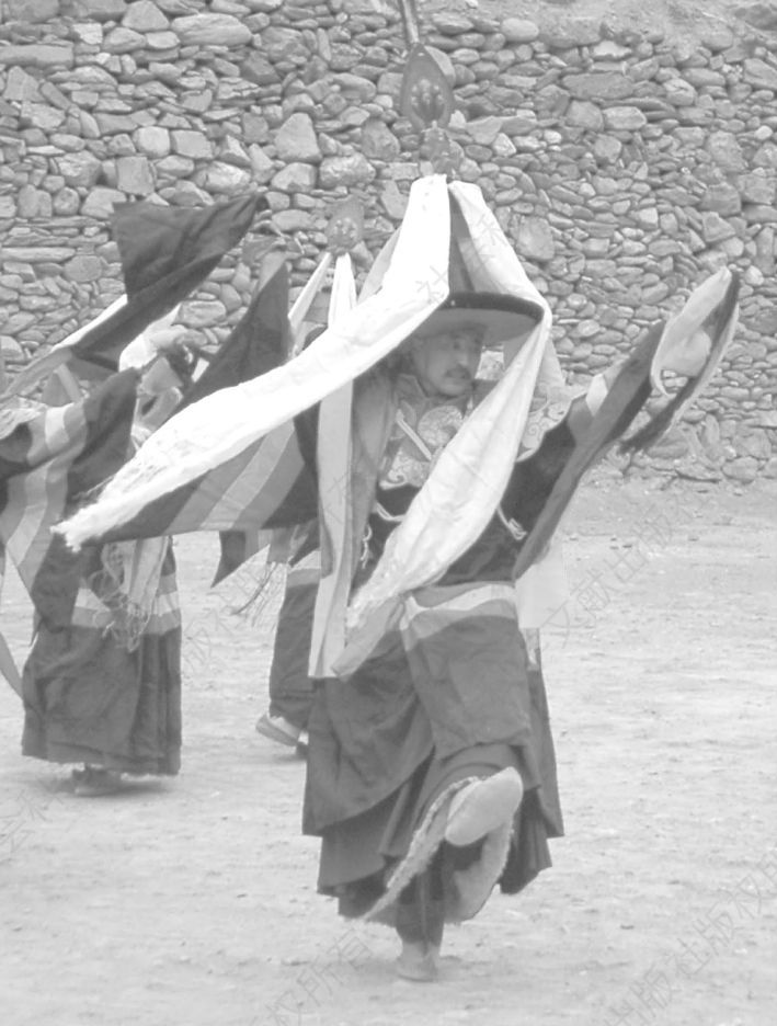 图3 更庆寺的宗教舞蹈（张曦摄于2004年2月）