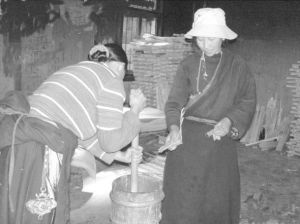 图6 正在捣纸浆的藏族女性