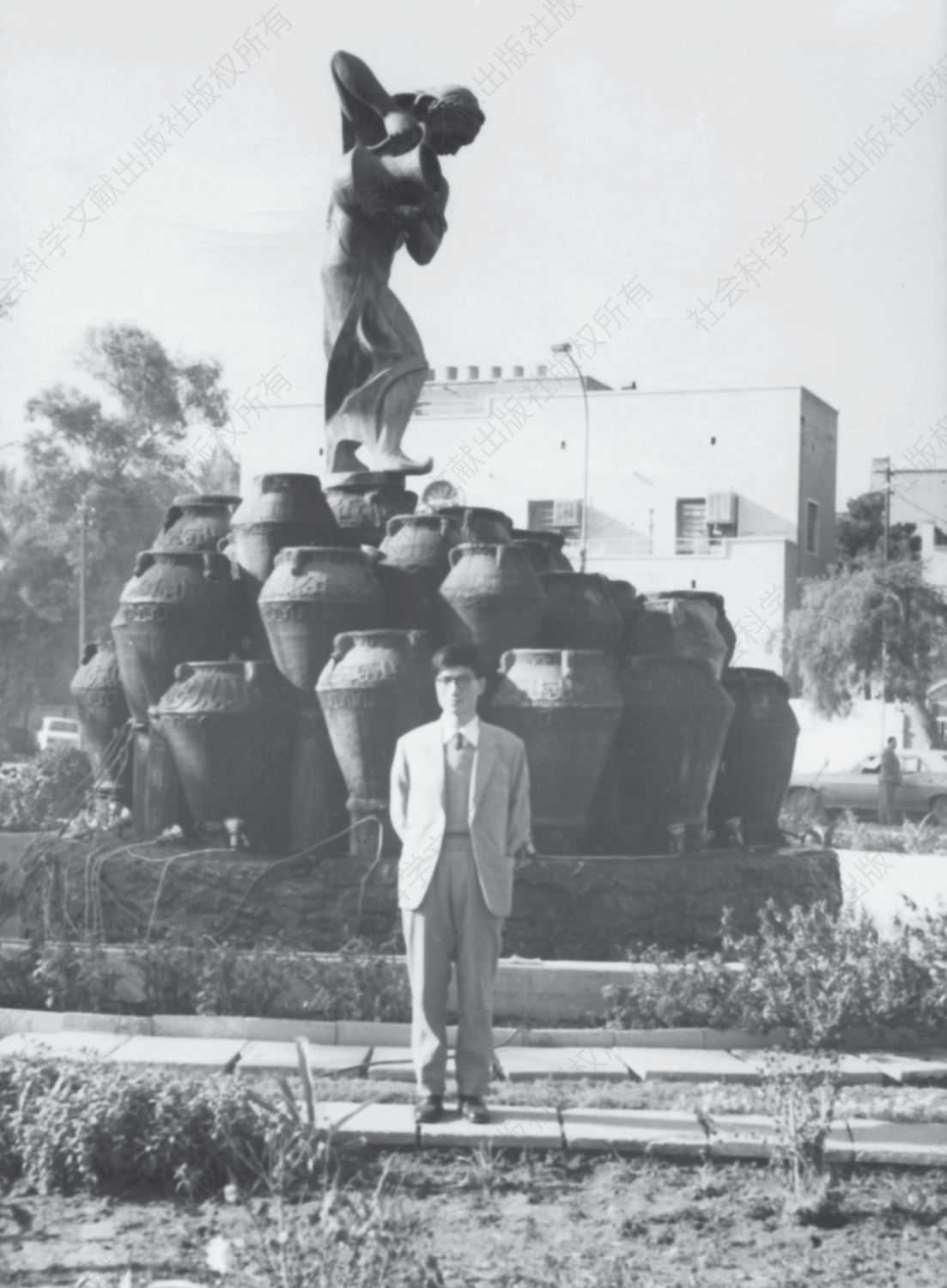 1978年作者在巴格达市中心卡拉德大街路口的《阿里巴巴与四十大盗》雕像前留影