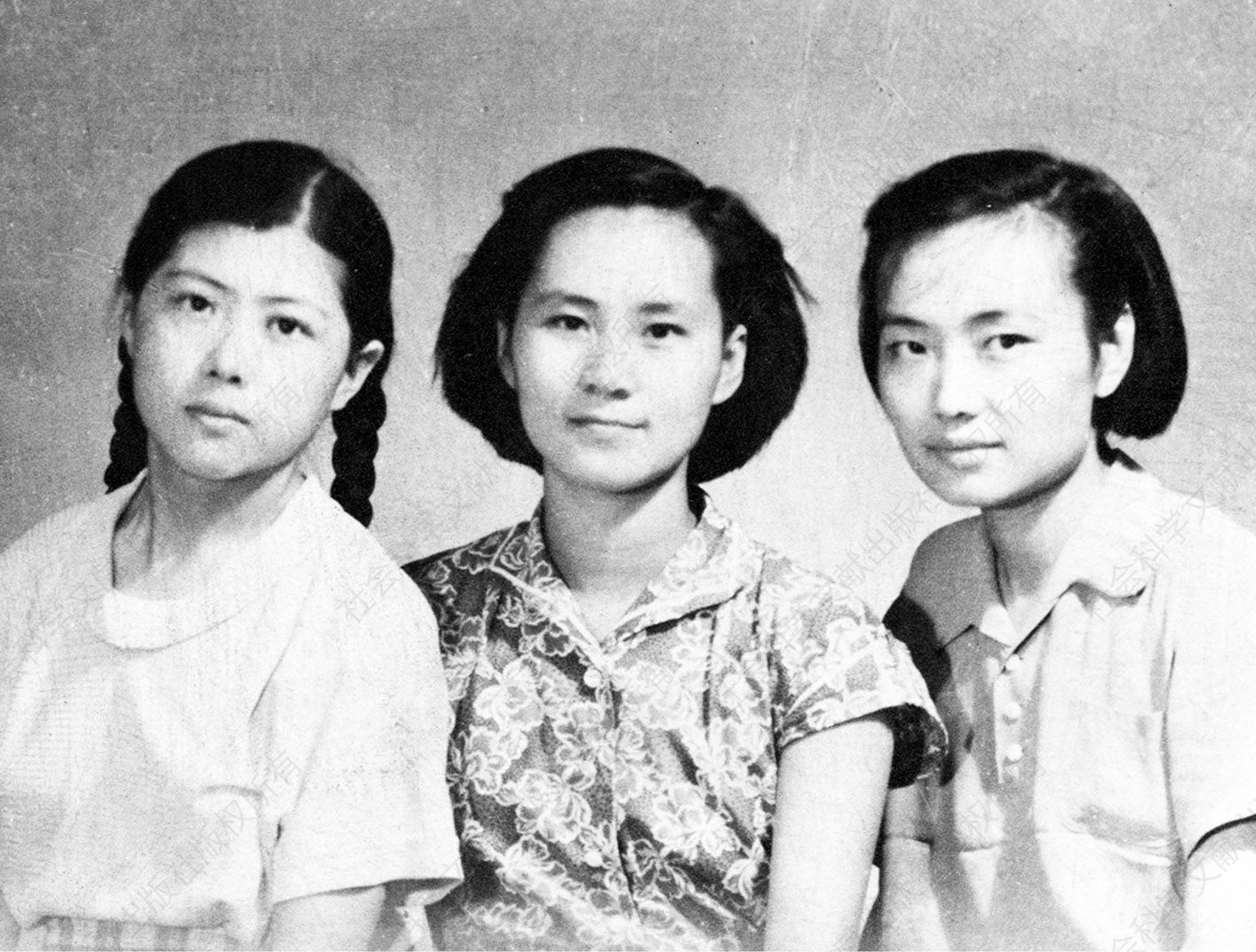 三位好友（中为曹特金，左为于培筠，右为高慧英，1957年）