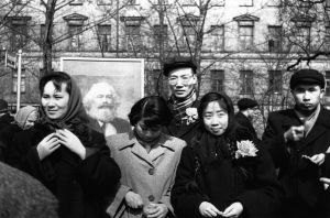 1950年代与留苏同学在列宁格勒五一劳动节游行时合影（左一为曹特金）