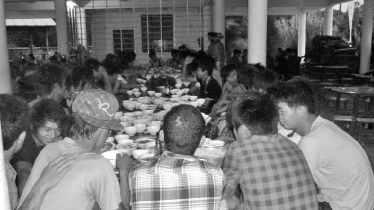 图5-1 婚礼中傣族青年的长席宴