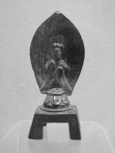 图3 东魏兴和二年（540）王市生铜造像说明：像座上有题记。