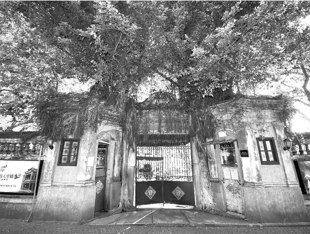 图70 黄荣远堂的门楼