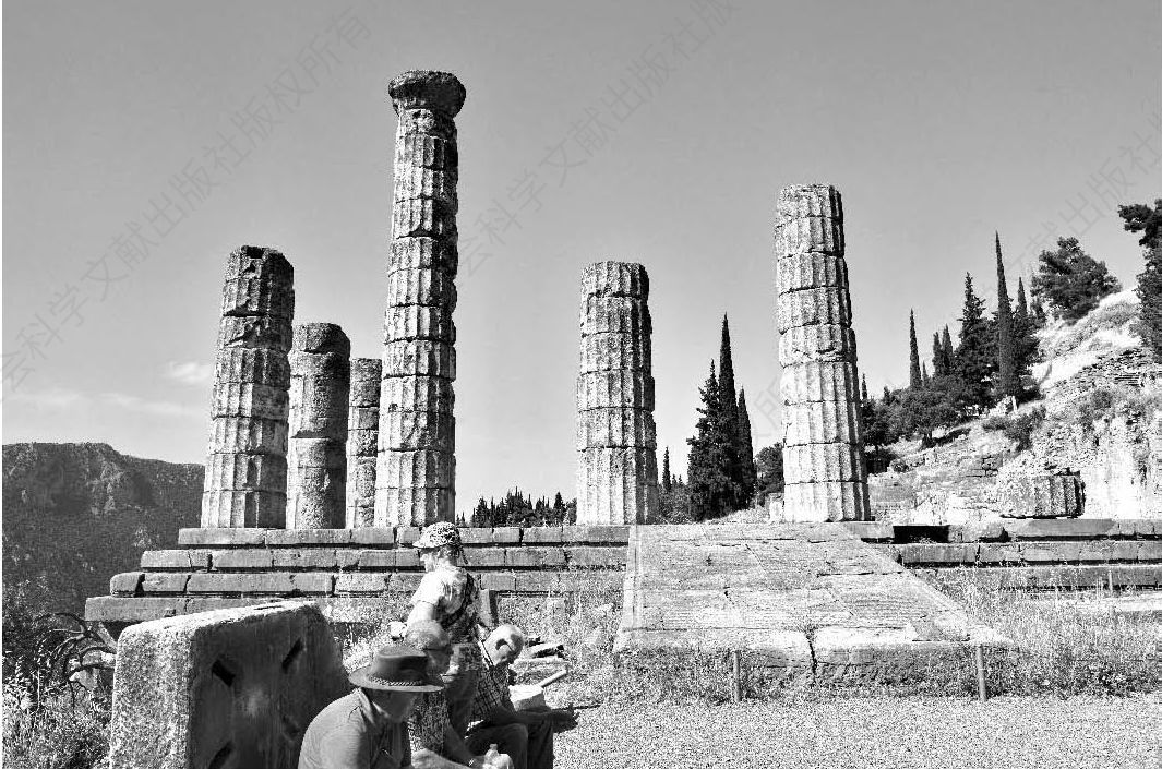 图93 古希腊德尔菲遗址（太阳神庙）的多立克柱式