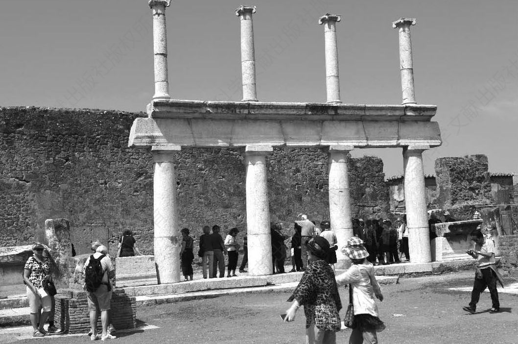 图114 庞贝古城当年的叠柱式柱廊，一层采用塔司干柱式，二楼采用简化的爱奥尼柱式