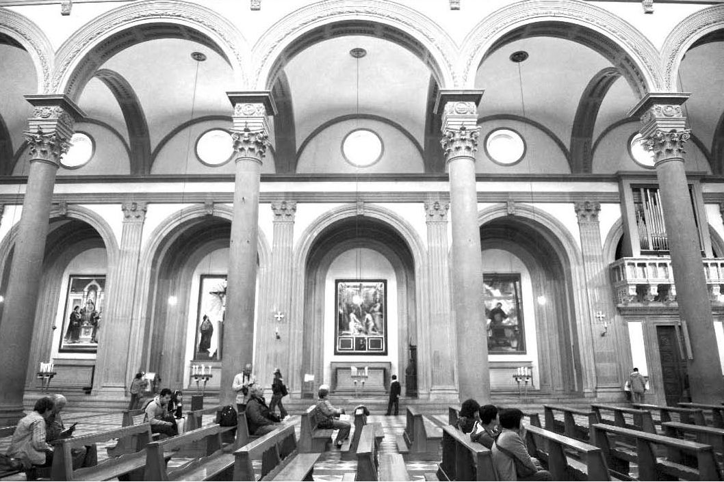 图128 佛罗伦萨圣洛伦佐教堂内由科林斯柱式支撑的圆拱柱廊