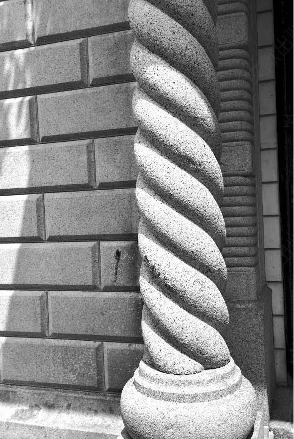 图155 观彩楼花岗岩精雕的螺旋式柱身