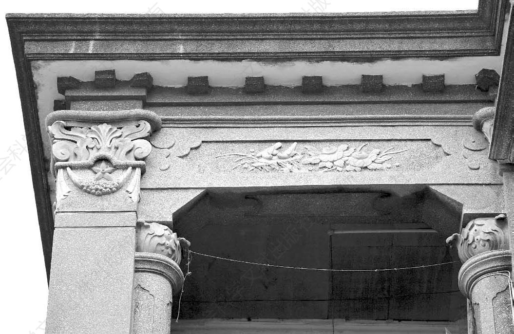 图161 永春路16号具有科林斯柱头元素和中国传统花鸟画元素组合的中西折中式的墙体装饰