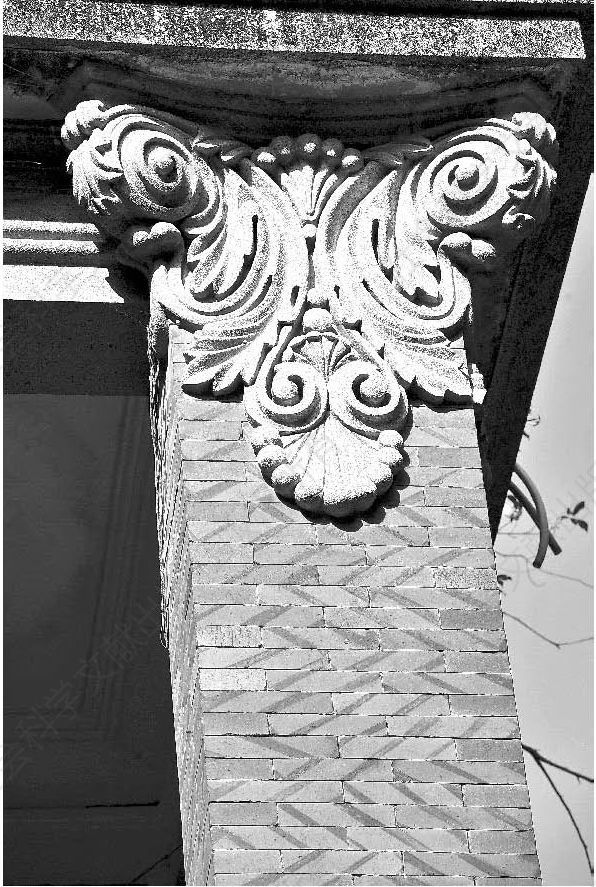 图163 漳州路50号具有爱奥尼和科林斯柱头元素的柱式装饰，采用菊花叶和花蕊构图的本土化特征
