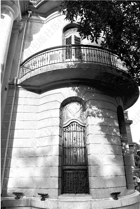 图180 黄荣远堂的曲面阳台栏杆具有巴洛克风格的曲线美
