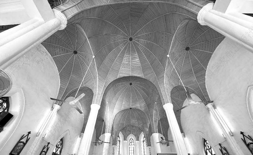 图187 鼓浪屿天主教堂内部轻盈裸露的飞肋骨架撑起的穹顶