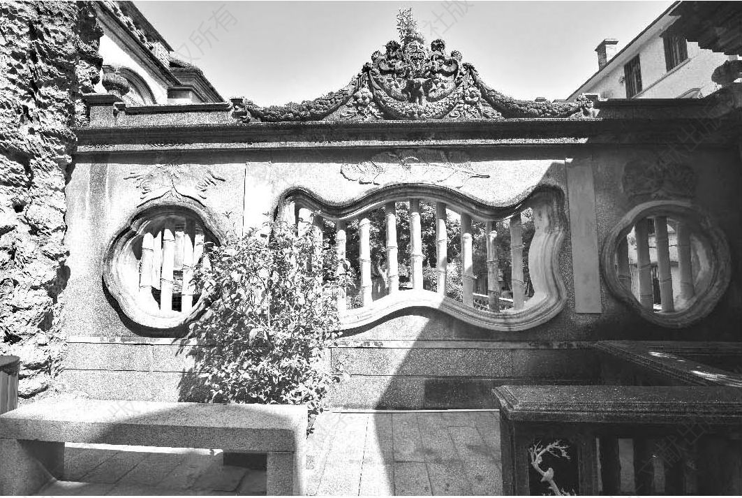 图203 番婆楼大门里面的右侧是竹子造型的飘窗和圆窗