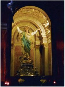 胜利大教堂内的圣母像