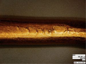 图2 金臂钏表面裂纹处的小褶皱（显微摄影：首都博物馆文物保护分析实验室）