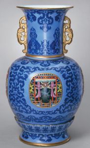 图8 粉彩天蓝釉开光大套瓶（故宫博物院藏 图片由故宫博物院提供 赵山 摄）