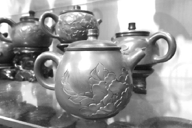图5-7 浮雕茶壶